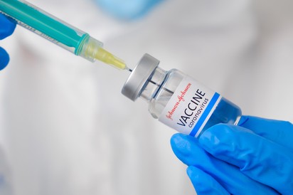 Janssen: a Johnson & Johnson átmenetileg leállt a vakcina gyártásával
