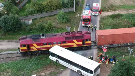 Groźny wypadek w Wielkopolsce. Autobus zderzył się z pociągiem. Ranne dzieci!