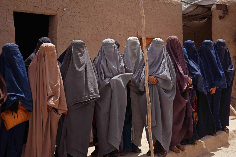 Pracownice zakładów w Afganistanie w burkach