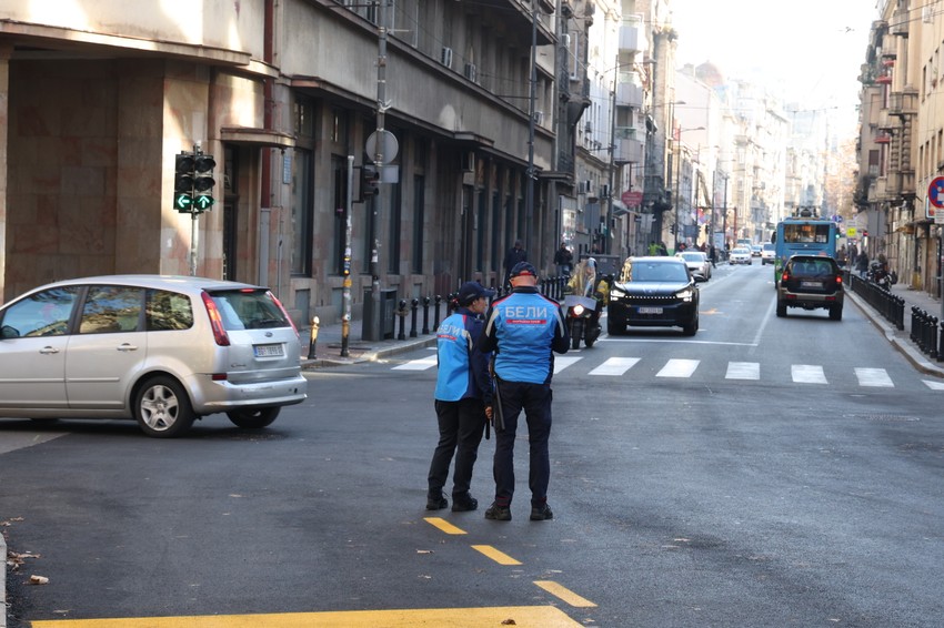 Beli su jutros dočekivali vozači i preusmeravali ih