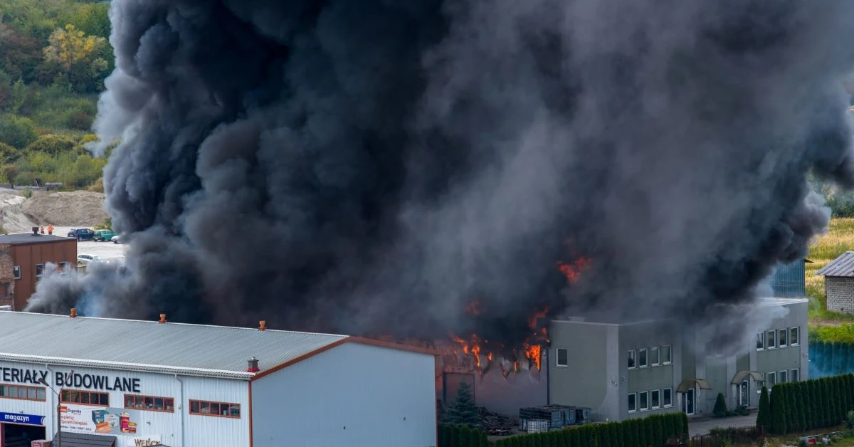 Ogromny pożar w Tarnowie. Płonie hurtownia zniczy