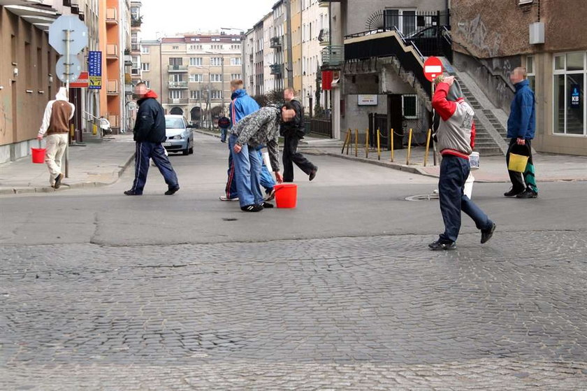 Policjanci łapią chuliganów z wiadrami