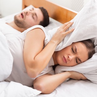 Rámehet az egészségünk a horkolásra, mégsem teszünk ellene mi magyarok