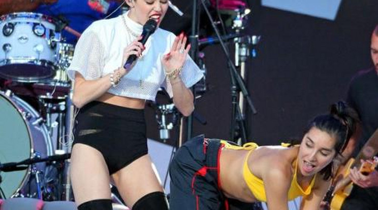 Nyilvánosan fenekelt el egy lányt Miley Cyrus 