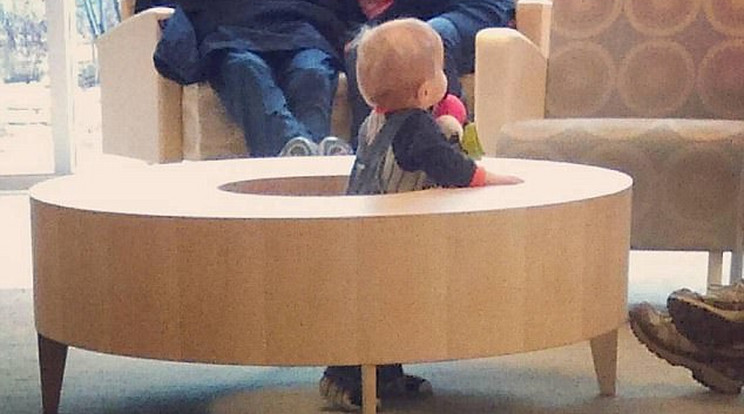 Mire jó egy lyukas asztal? Például arra, hogy  amíg anyuka beszélget, addig a gyerek álldogálhat a közepén / Fotó: Daily Mail/Instagram
