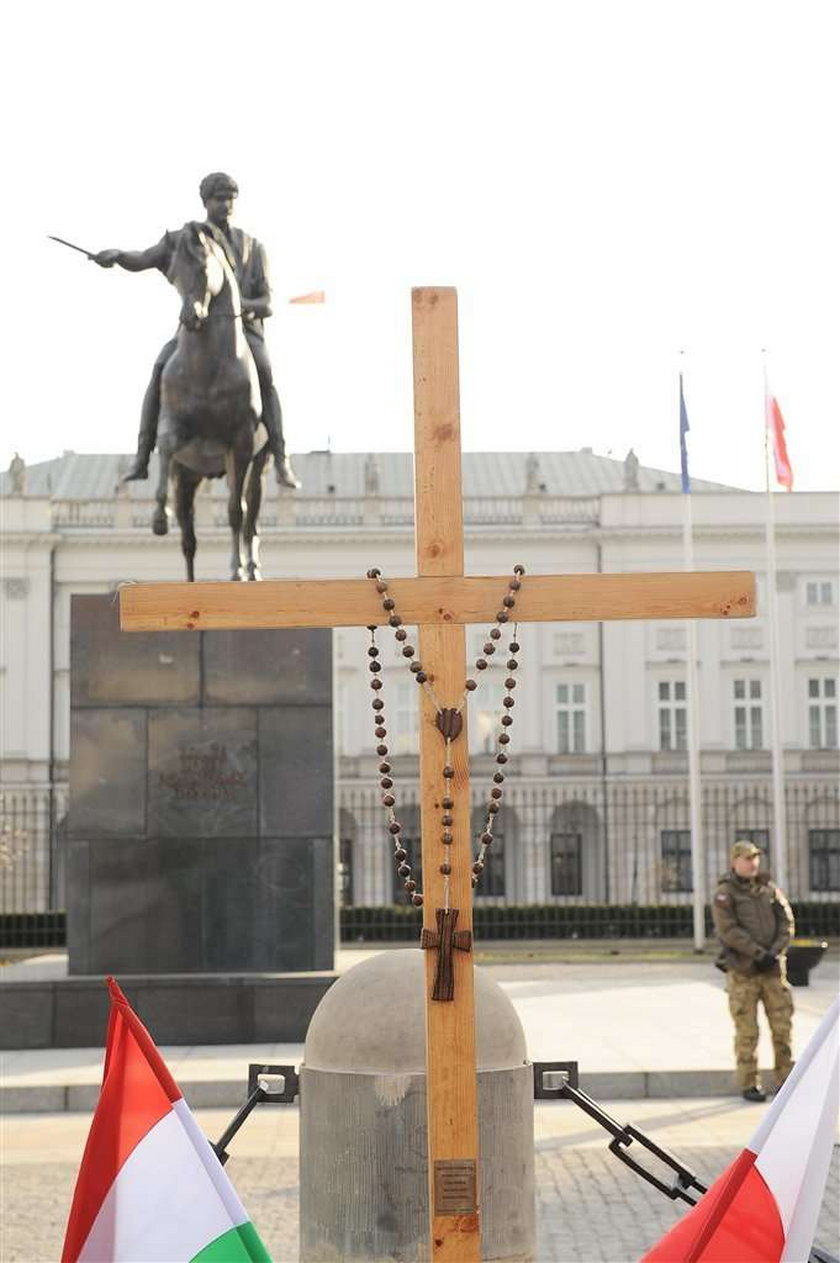Jest krzyż przed Pałacem Prezydenckim