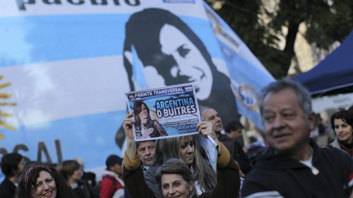 Szef gabinetu ministrów Argentyny Jorge Capitanich zadeklarował w czwartek, że nie popadła ona w niewypłacalność, a jej wierzyciele powinni się domagać od sądu w USA odblokowania odsetek, jakie powinni otrzymać z tytułu posiadanych argentyńskich obligacji.
