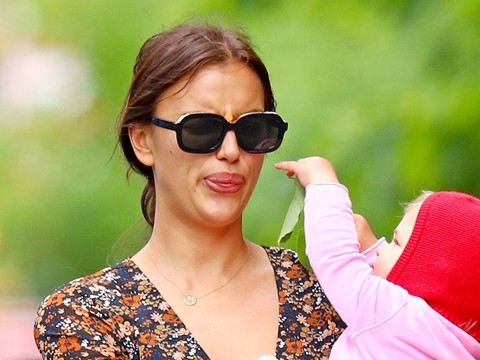 Irina Shayk z córką w parku. Rozczualjące zdjęcia - Dziecko