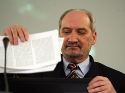 PiS ukrył przed Tuskiem aneks Macierewicza