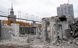 "Jak wybuch Rotundy". Biurowiec w centrum Warszawy znika z powierzchni ziemi