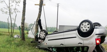 Uderzył w przydrożny krzyż i dachował. Groza pod Ostrowią Mazowiecką