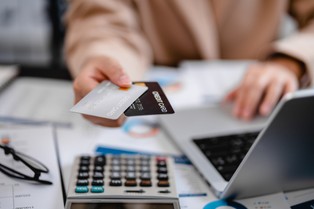 Długi firm wobec banków i kontrahentów wzrosły w rok o ponad 8 proc.