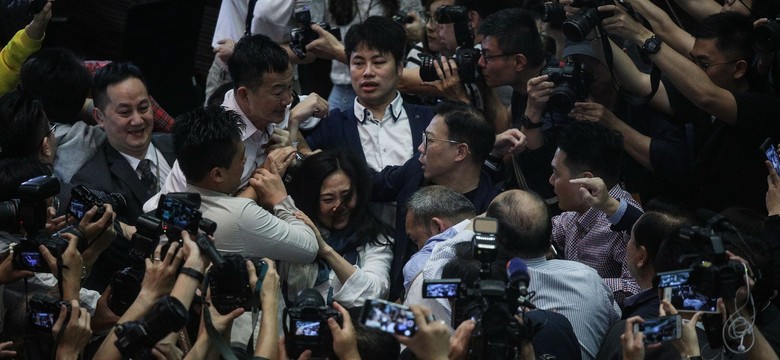 Bójka w parlamencie w Hongkongu. "Nigdy nie widziałem tak brutalnej sytuacji"