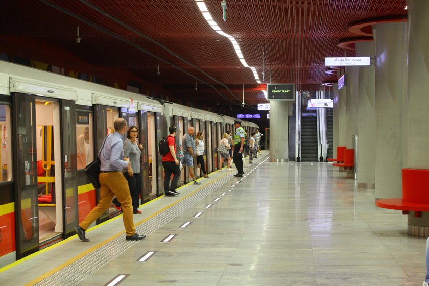 Pasażer popchnął kontrolera na torowisko. Szuka go policja