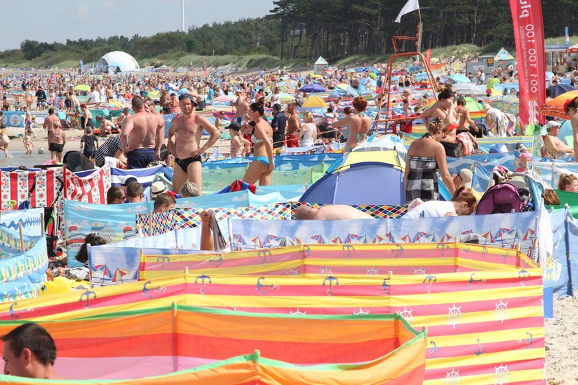 Plaża w Darłówku Wschodnim. Parawany ciągną się po horyzont. Za rok ma ich tu nie być