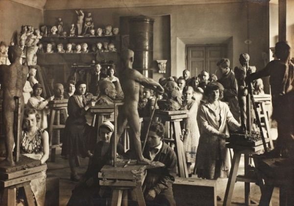  "W pracowni". Fotografia wykonana ok. 1900 r. w Wilnie (fot. Stanisław Filibert Fleury, domena publiczna).