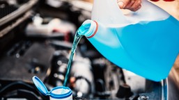 sprawdzili zimowe płyny do spryskiwaczy: wyniki testów przy -20°c są gorsze, niż myślisz