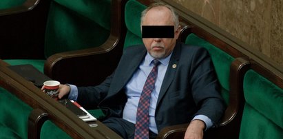 Były poseł zdemolował bramkę i szarpał się z policją. Grozi mu 5 lat