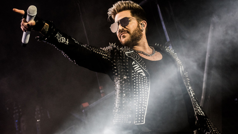 Limitowana edycja specjalnych biletów na koncert Queen + Adam Lambert będzie dostępna w sprzedaży od 18 sierpnia. Dzięki nim będzie można oglądać cały koncert, siedząc na scenie. Ponadto dla właścicieli wejściówek management przygotowuje specjalną niespodziankę. Liczba biletów jest bardzo ograniczona.