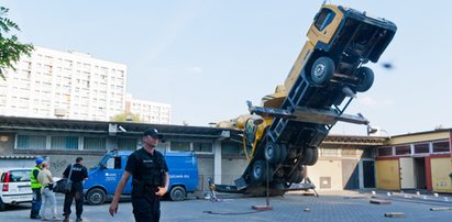 Dźwig runął na pawilon handlowy na os. Pod Lipami