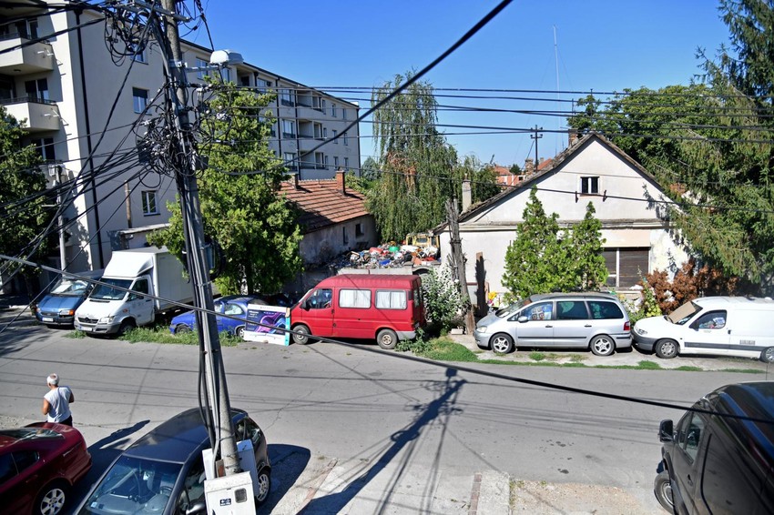 Horor dvorište pored zgrade