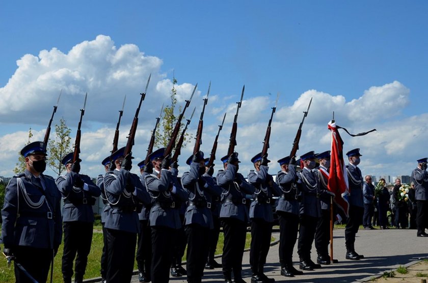 Ostatnie pożegnanie Konrada Brendy. Policjanci oddali hołd zmarłemu koledze