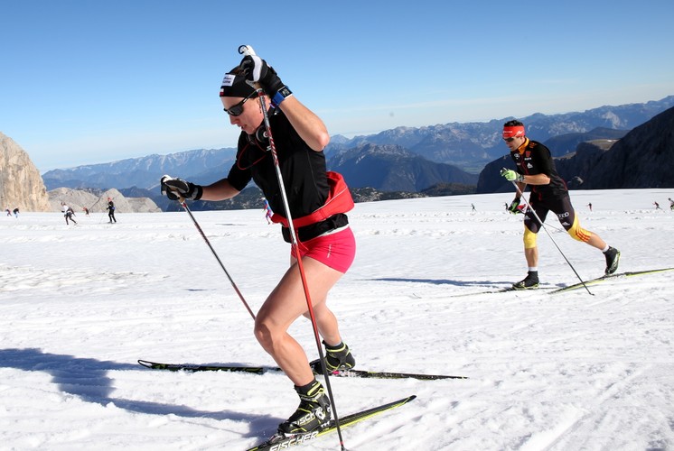 Justyna Kowalczyk trenuje na lodowcu w krótkich spodenkach. Bardzo krótkich spodenkach!