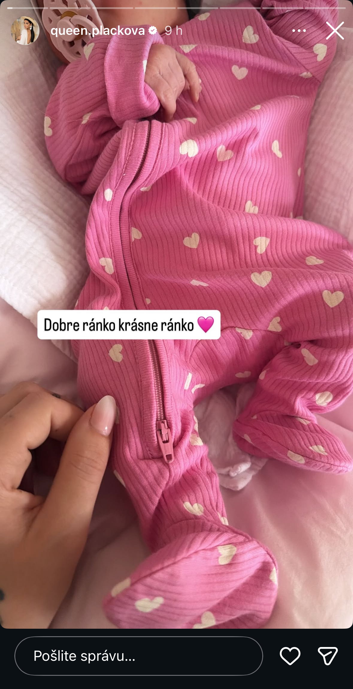 Plačkovej dcérka Ayana. 