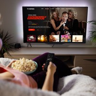 Az orvos elárulja, káros-e ilyen távolságból nézni a tévét