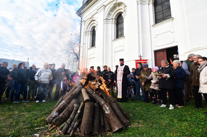 Paljenje badnjaka  u Kovilju