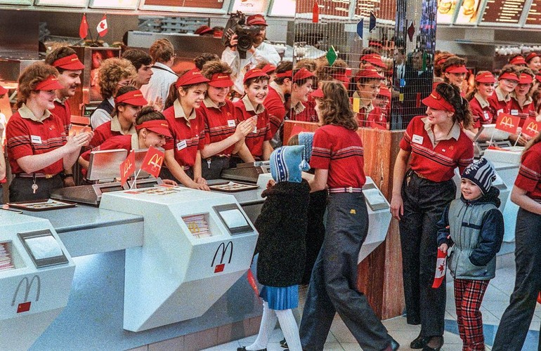 Moskwa, styczeń 1990. Pierwszy McDonalds w ZSRR został otwarty w Moskwie. Moment otwarcia / Fot. Chris Niedenthal