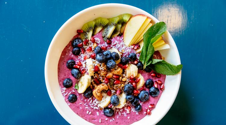 Egy egészséges smoothie tál mindig jó választás reggelire Fotó: Getty Images