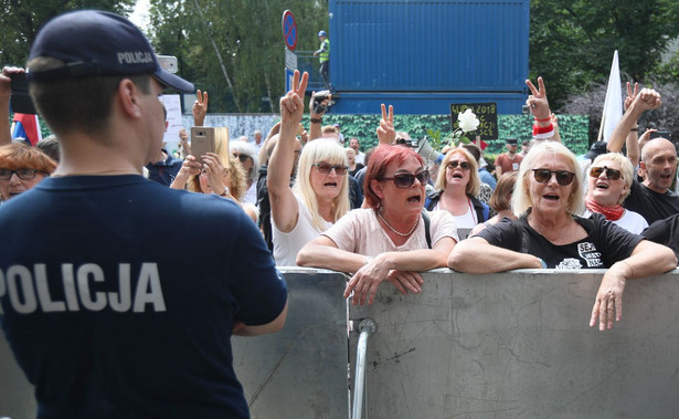 Albo numer, albo nazwisko... Policjant nie może być anonimowy, KGP szykuje zmiany