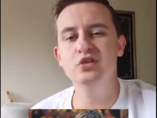 Aleksandar Marković imitira pevače i glumce dok peva