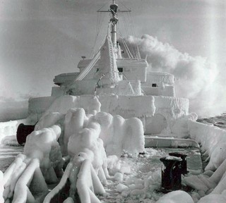 Zamarznięte okręty, oblodzone molo. Zima nad Bałtykiem 100 lat temu [GALERIA]