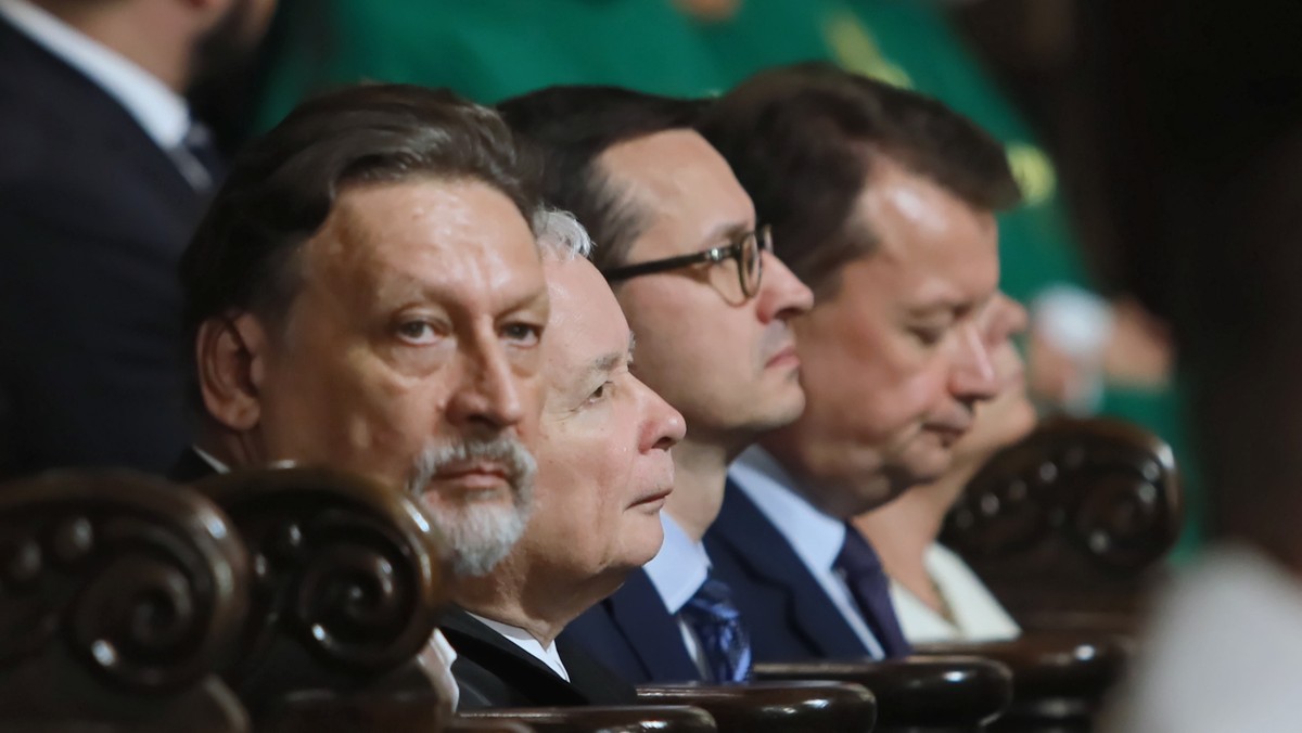 Prezes PiS Jarosław Kaczyński, premier Mateusz Morawiecki, minister obrony narodowej Mariusz Błaszczak i kuzyn braci Kaczyńskich Jan Maria Tomaszewski