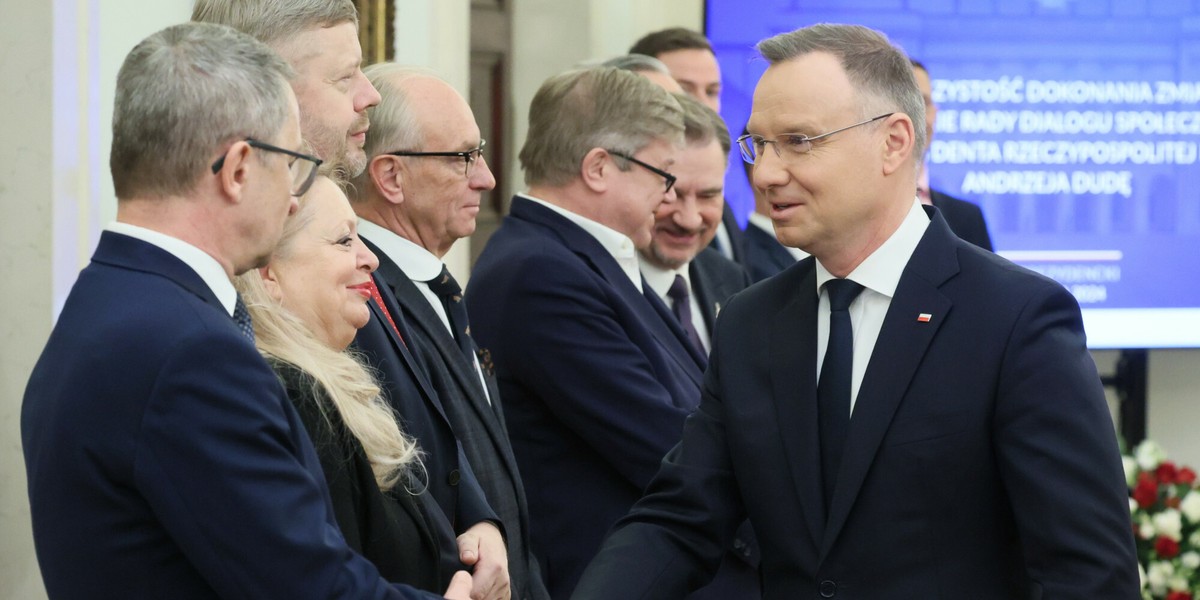 Prezydent Andrzej Duda z partnerami społecznymi w trakcie powołania przedstawicieli rządu do Rady Dialogu Społecznego