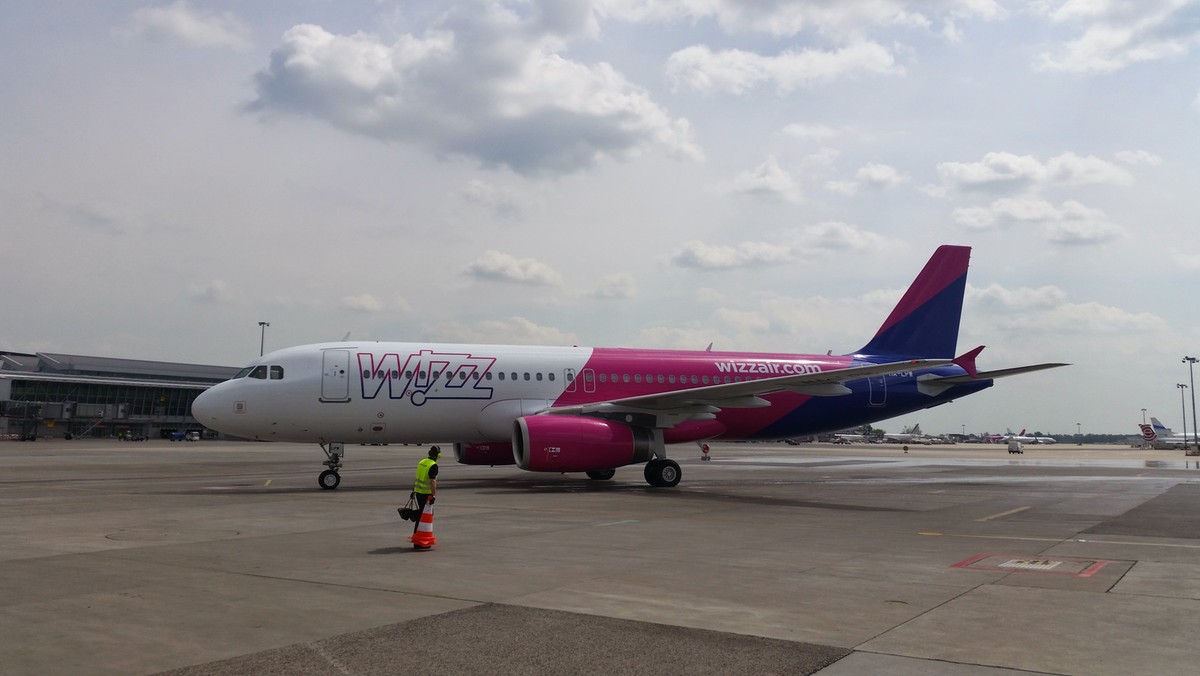 Tanie linie lotnicze Wizz Air na każdym kroku podkreślają wagę Polski w siatce swoich połączeń. To właśnie w Polsce świętowano 100-milionowego pasażera i to właśnie tutaj będzie teraz testowany najnowszy produkt przewoźnika – specjalna karta przedpłacona, umożliwiająca zakup biletów lotniczych i transakcje w pięciu walutach. Z Johanem Eidhagenem, dyrektorem marketingu linii lotniczych Wizz Air, rozmawiamy również o możliwości pojawienia się w Polsce lotów krajowych, rywalizacji z Ryanairem i o ekspansji w Gruzji.