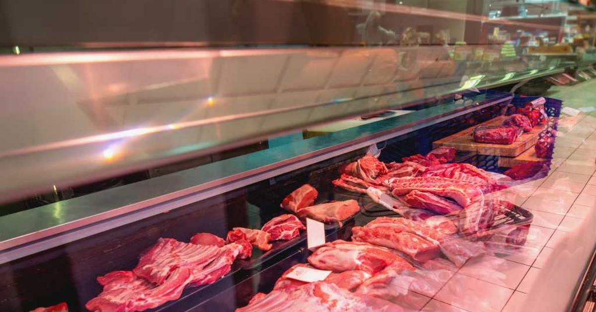 Coraz więcej Polaków ogranicza jedzenie mięsa. To zasługa młodych pokoleń [ANALIZA]