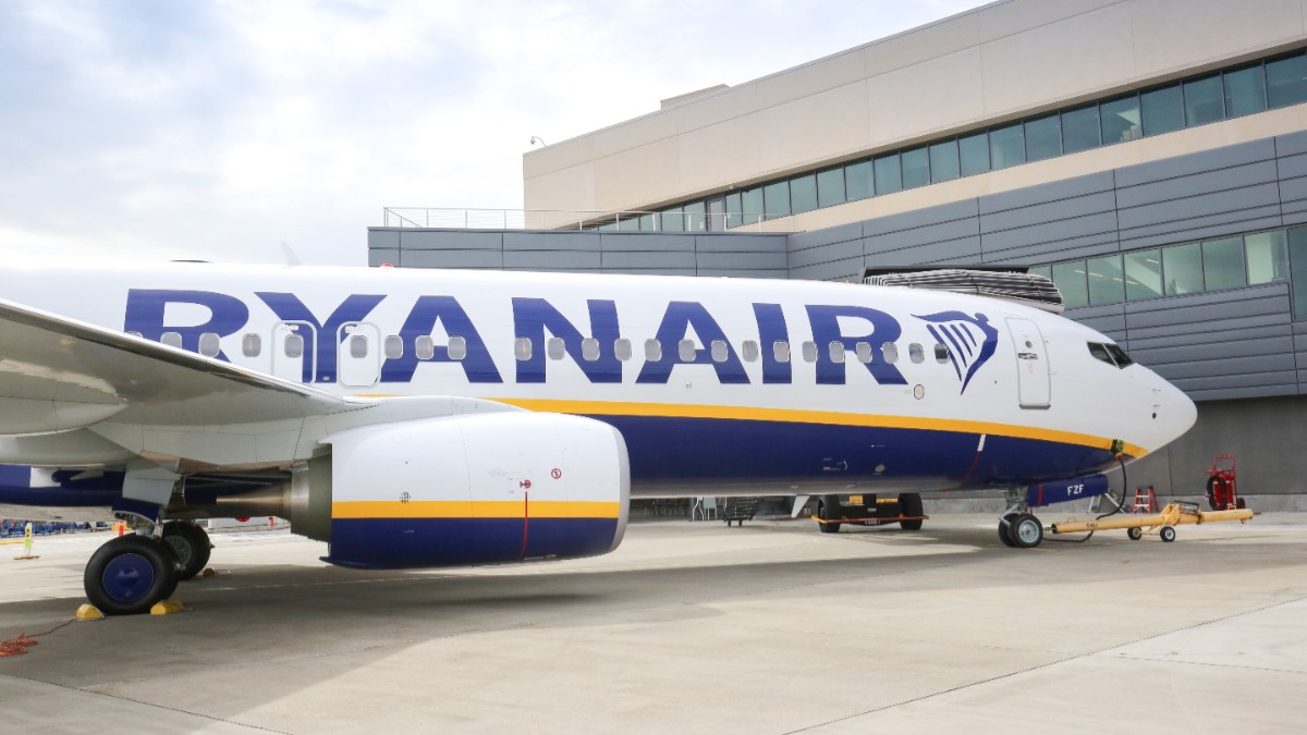 Ryanair renunță la zboruri către 13 aeroporturi din Europa: ce destinații sunt afectate în 2026 și 2027
