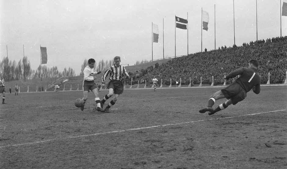 Dzięki zdobyciu mistrzostwa Polski Legia Warszawa występowała w 1956 roku w Pucharze Europy Mistrzów Krajowych. Odpadła jednak już w pierwszej rundzie po odpadnięciu z Djurgardens IF. Przy Łazienkowskiej 3 Wojskowi zremisowali bezbramkowo ze szwedzkim zespołem. W rewanżu przegrali 1:4.