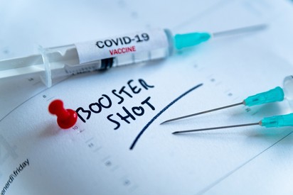 Jó hír az 50 felettieknek: ennyire véd az omikron ellen a Pfizer és a Moderna emlékeztető oltása