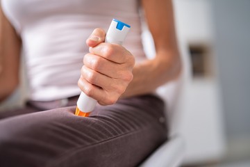 Anafilaxia: ezek a tünetek jelzik, hogy azonnal be kell adni az adrenalin injekciót!