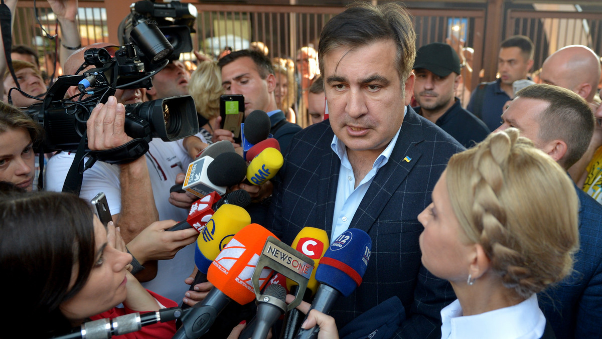 Służby ukraińskie wstrzymały do odwołania odprawy na przejściu granicznym Szeginie-Medyka – poinformowała na Twitterze Straż Graniczna. Na przejściu granicznym w Medyce znajduje się Micheil Saakaszwili. Zwolennicy b. prezydenta Gruzji wdarli się na przejście graniczne w Szeginiach (Medyka po stronie polskiej), przerwali kordon oddziałów specjalnych i - jak poinformowali obecni na miejscu politycy - "wnieśli go na rękach" na Ukrainę. Saakaszwili udał się ze swoimi zwolennikami do Lwowa. Zapowiada, że planuje stamtąd marsz na Kijów.