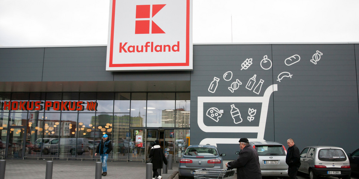 W przygotowanych przez sieć paczkach znajdzie się 30 podstawowych produktów, które cieszą się popularnością wśród klientów sieci Kaufland. 