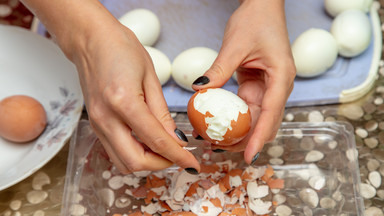 Sposób na idealnie obrane jajka. Wystarczy odpowiednia temperatura wody i pudełko
