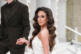 Gimnazijalka Tara DOŠLA NA MATURU KAO MLADA: U beloj haljini nalik VENČANICI izgledala je kao MILION DOLARA - dekolte naglasio ženstvenost, holivudski talasi eleganciju