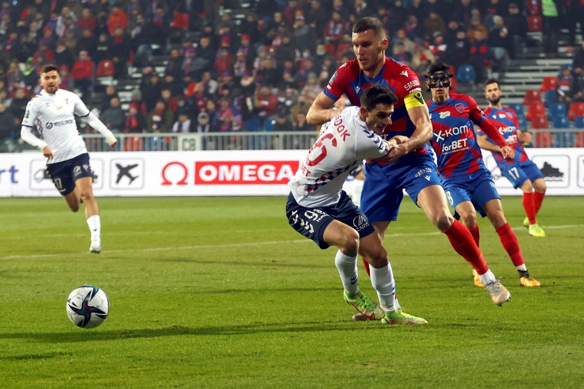 Piłkarz Rakowa Częstochowa Tomas Petrasek (P) i Robert Dadok (L) z Górnika Zabrze podczas meczu Ekstraklasy