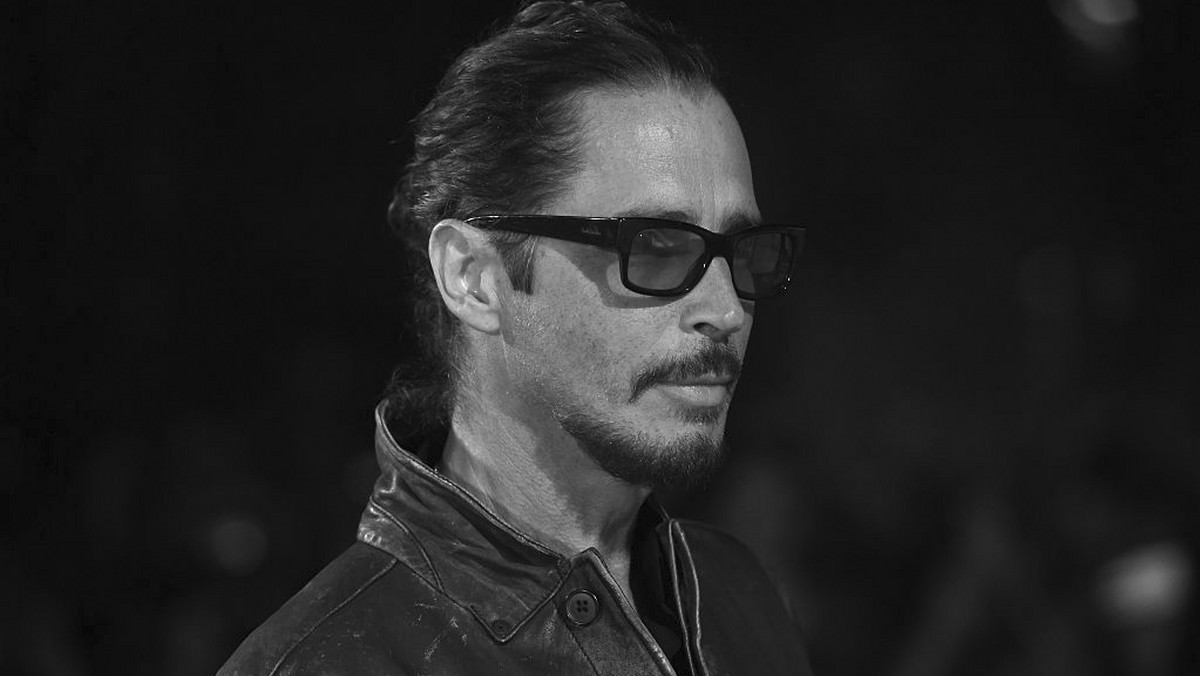 Chris Cornell, wokalista zespołów Soundgarden i Audioslave, wykonawca utworu "You Know My Name" do filmu o Jamesie Bondzie popełnił samobójstwo – poinformował w czwartek patolog sądowy. Cornell zmarł w środę wieczorem; miał 52 lata.