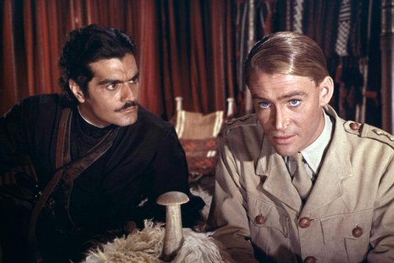 Omar Sharif jako Sherif Ali Ibn El Kharish oraz Peter O'Toole jako T.E. Lawrence w filmie "Lawrence z Arabii" (1962)